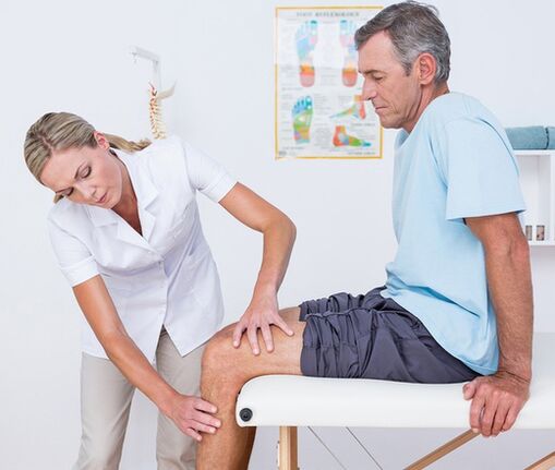 The doctor performs a visual examination and palpation of the patient with knee pain