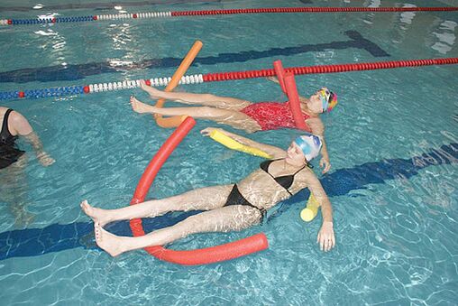 For back pain caused by thoracic osteochondrosis it is necessary to visit the swimming pool
