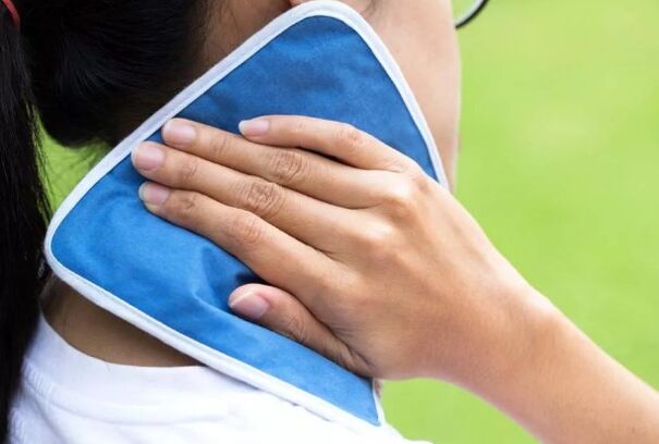 Compresses the neck